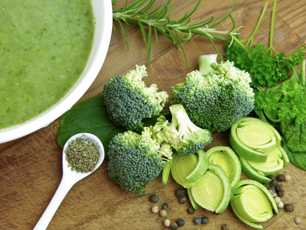 manger des légumes mixés en soupe
